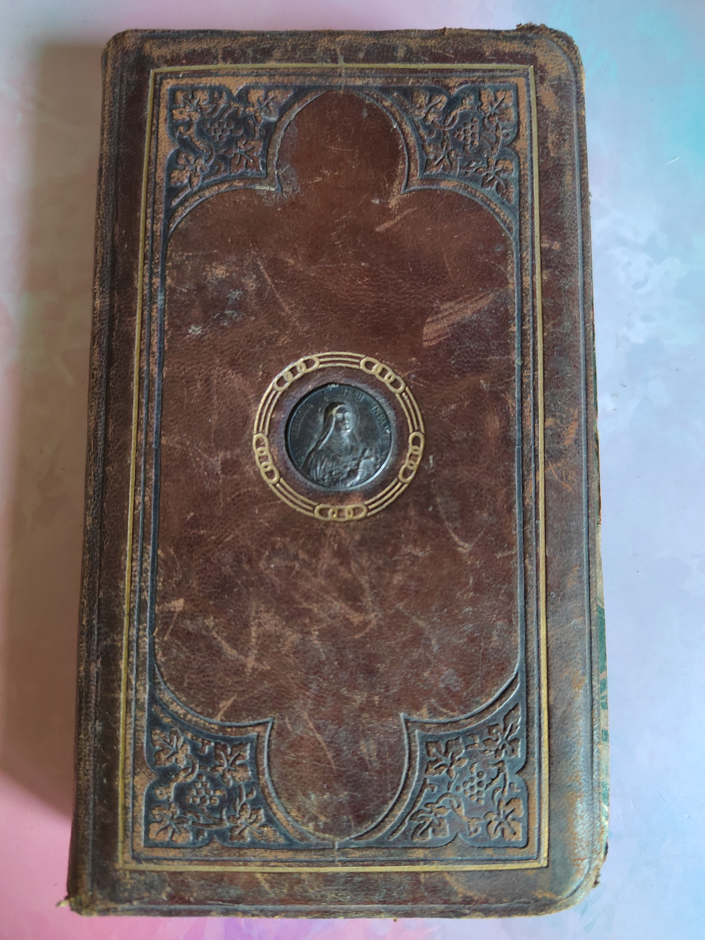 Missel ancien Sainte Thérèse 1930 cuir avec médaillon livre religieux illustré v