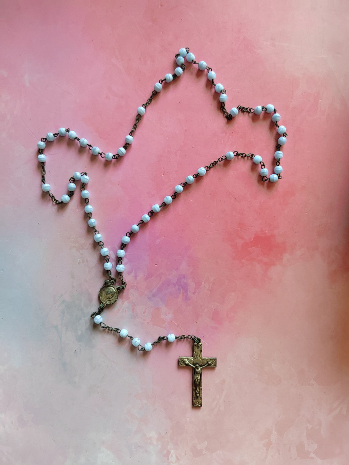 Chapelet ancien en perles bleu– Croix en métal – Rosaire catholique vintage