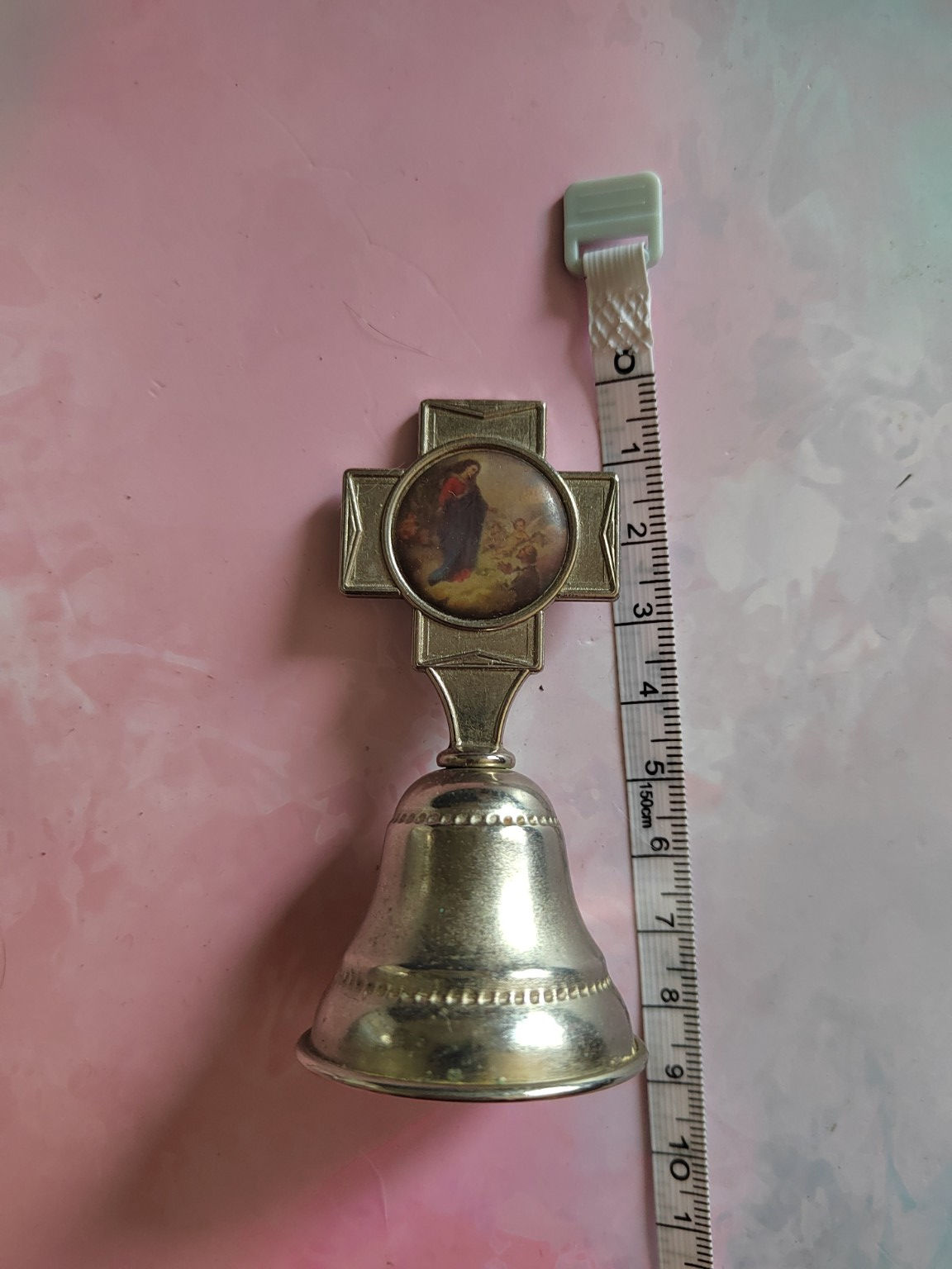 Clochette religieuse en métal argenté avec croix mariale