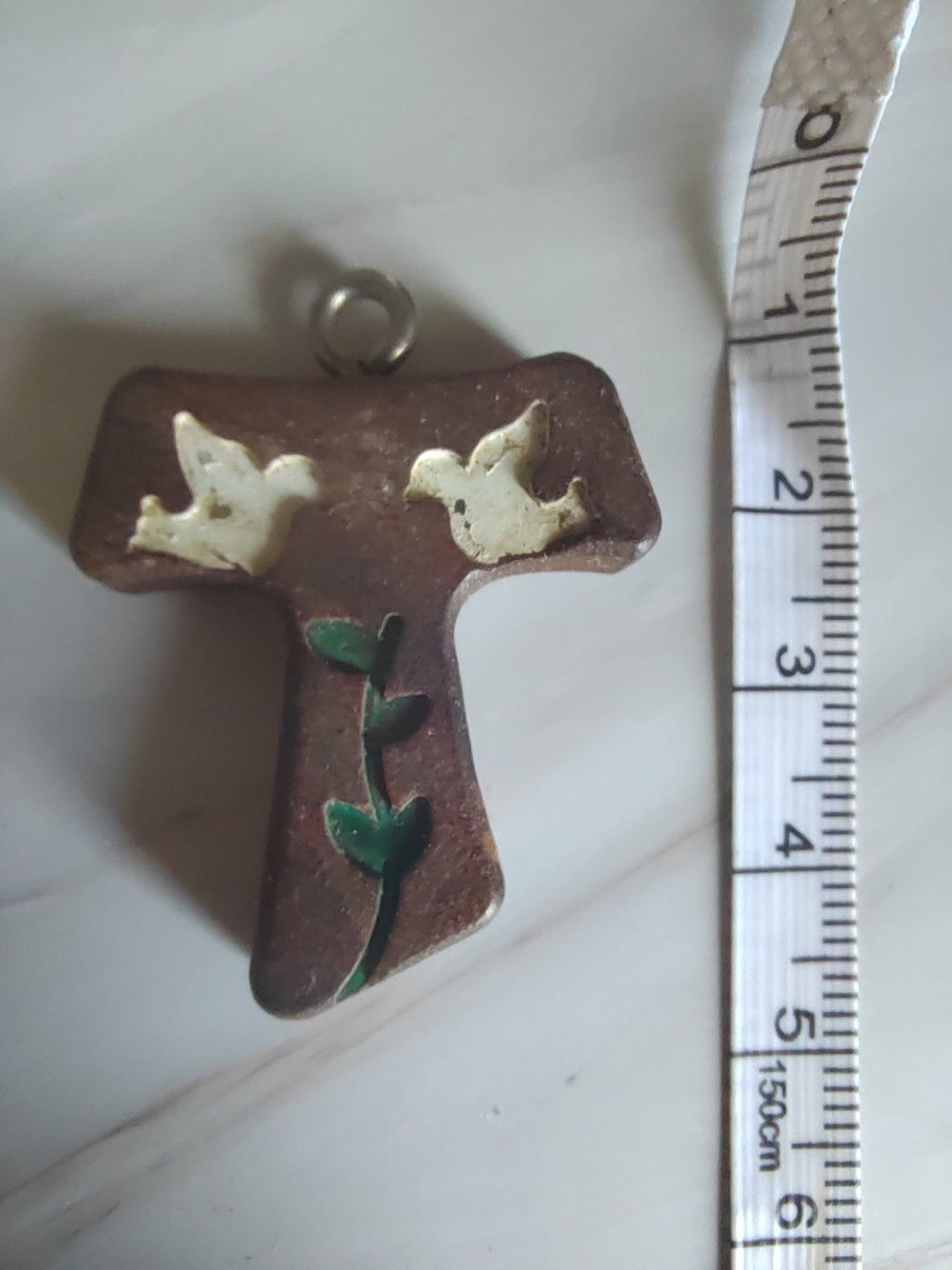 Pendentif artisanal en bois sculpté – Motif végétal peint à la main