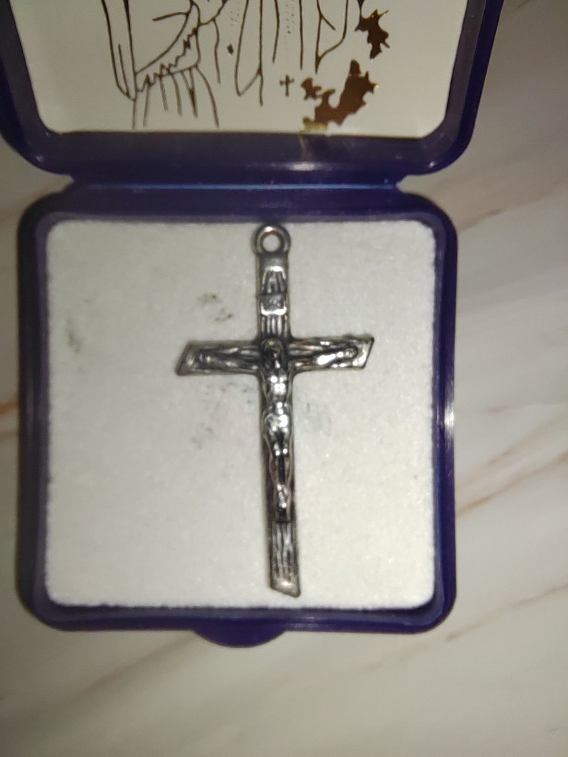 Pendentif crucifix en métal argenté avec écrin – Croix avec Christ