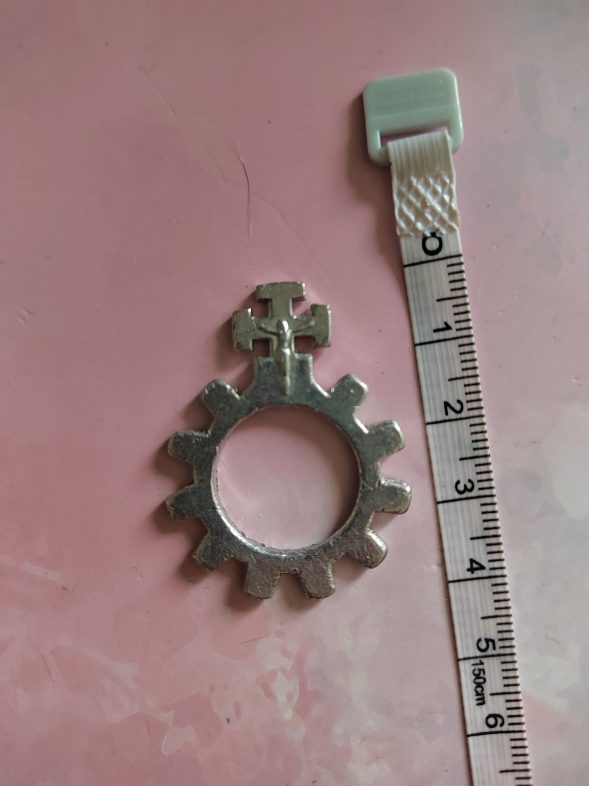 Dizaine de chapelet à doigt en métal argenté avec crucifix