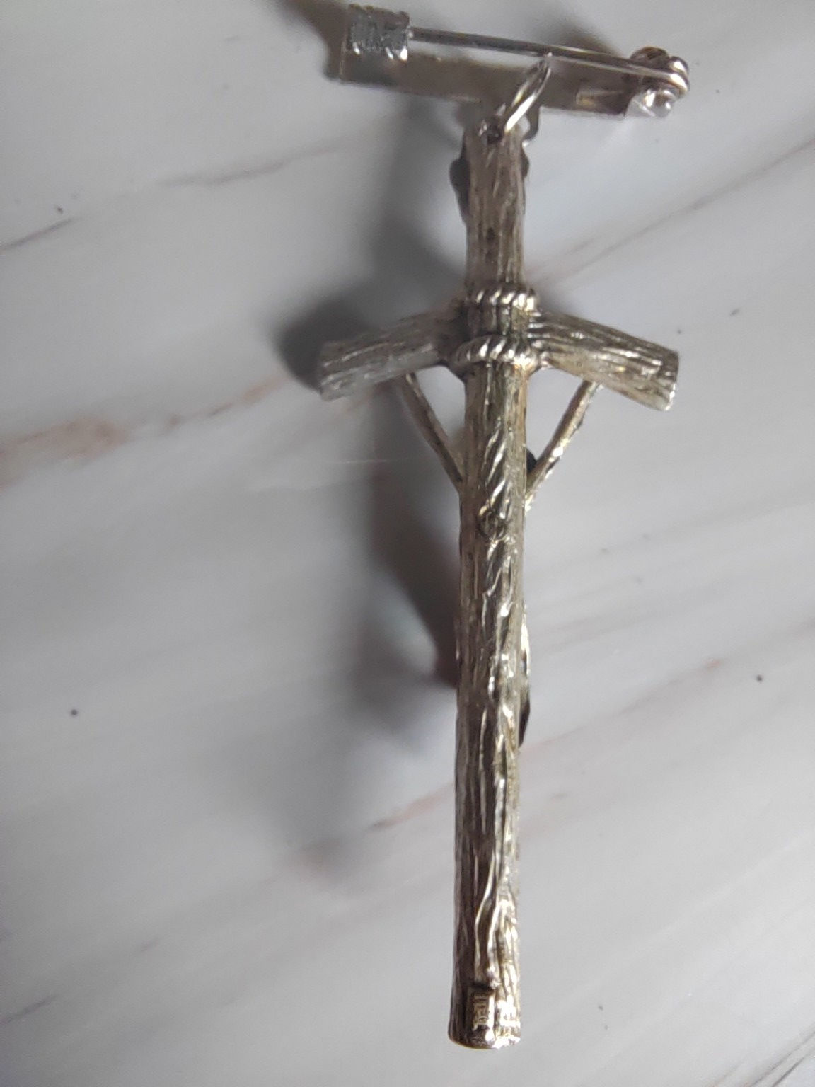 Broche religieuse Christ sur croix en bois – Crucifix artisanal en métal argenté