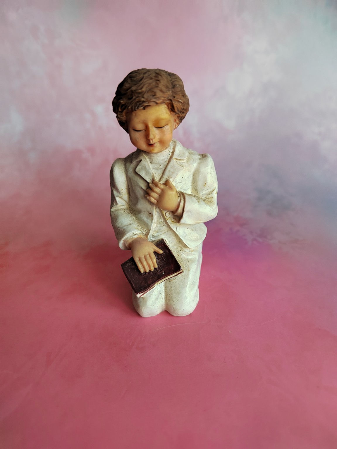 Statuette enfant en prière vintage en céramique – Figurine religieuse communion