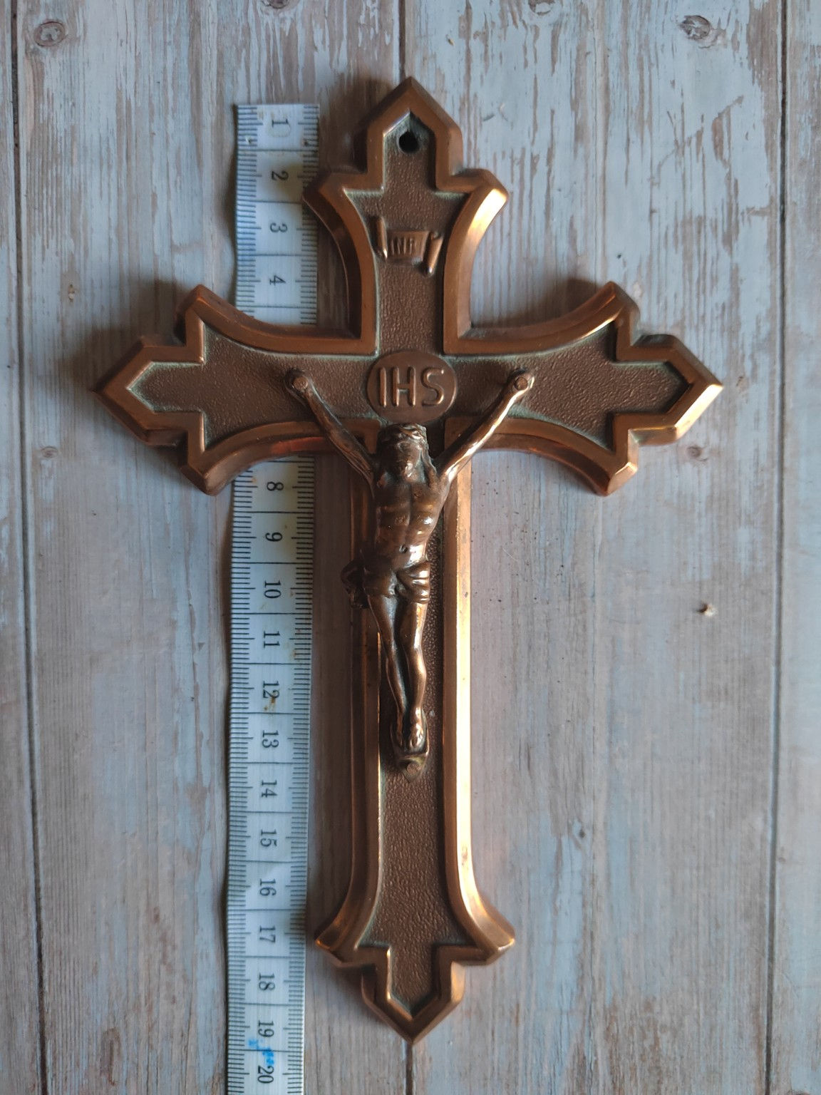 Crucifix ancien en métal – Fabrication belge JMPC