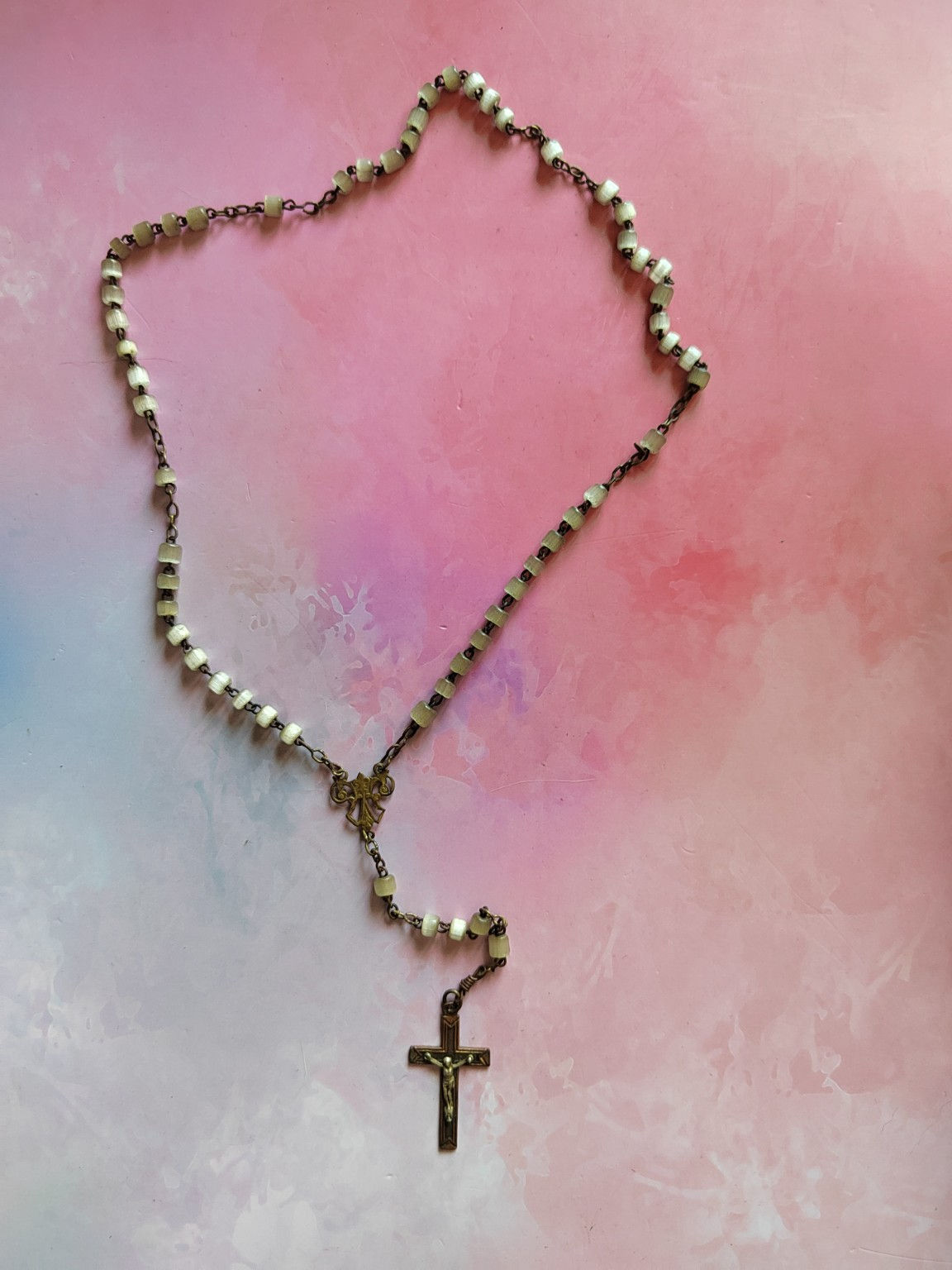 Chapelet ancien en perles blanches – Rosaire catholique vintage avec crucifix