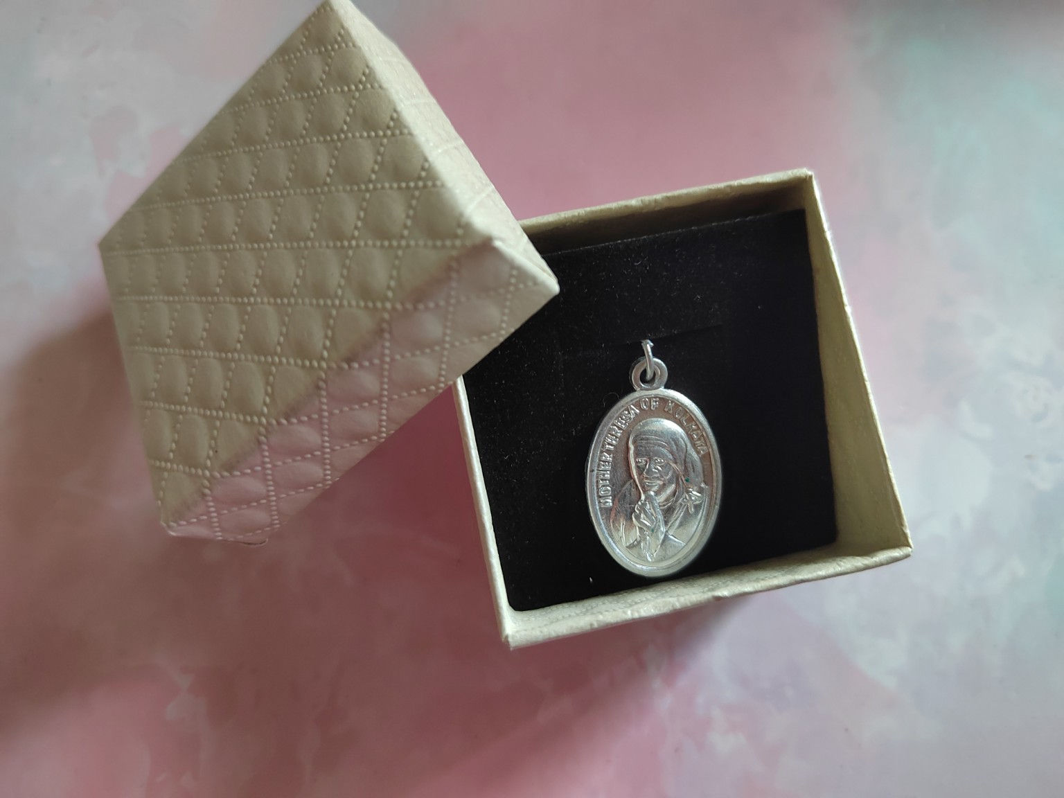 Médaille religieuse Mère Teresa de Calcutta en métal argenté avec écrin
