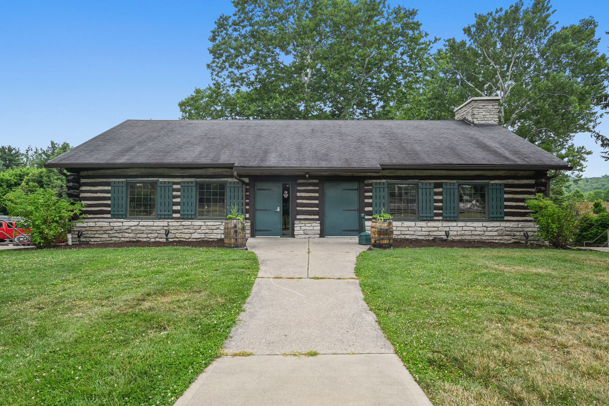 Frontal view of Greendale Cabins.