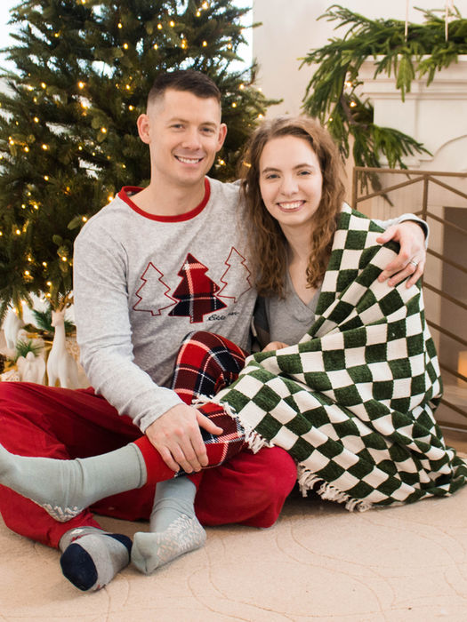 couple Christmas photos in northern Kentucky