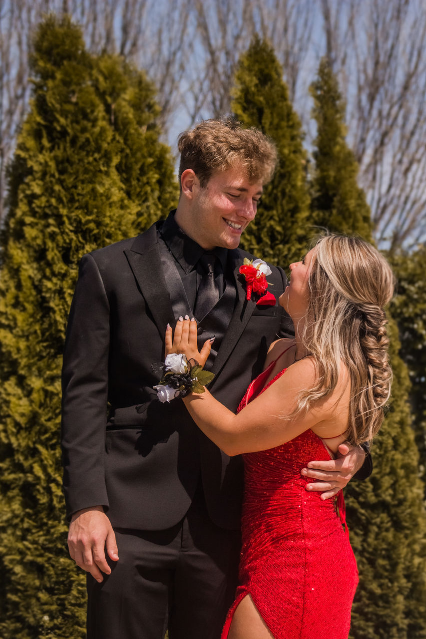 prom photos of a couple in cincinnati