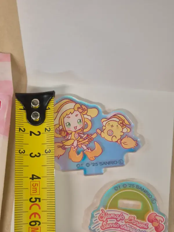 Thumbnail: Mini figurine acrylique Sanrio x Magical Doremi : Momoko x Pompompurin