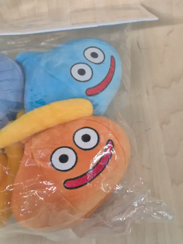 Thumbnail: Peluche embrasses à rideaux Dragon Quest Slimes