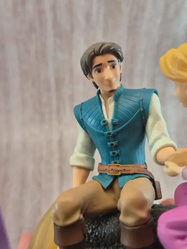 Miniature : Figurine Disney Ichibankuji "World of Imagination" : Raiponce & Flynn Rider