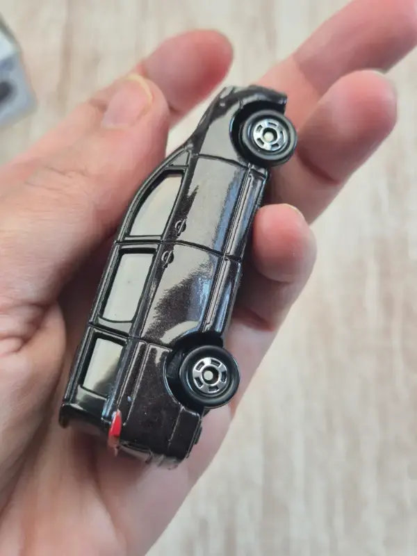 Thumbnail: Tomica 88 : Nissan Elgrand