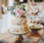 Hochzeitstorte mit Blumendekoration