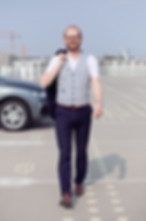 Rafael Krajewski, professioneller virtueller Assistent und Experte für Businessmanagement, lächelnd im Ganzkörperportrait auf der Startseite.