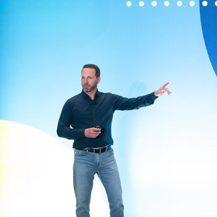 Dan Simons presenting his mental health playbook session at the 2025 National Restaurant Association Show in Chicago to an audience of foodservice professionals