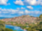 Dorf Molyvos auf Lesbos unter blauem Himmel