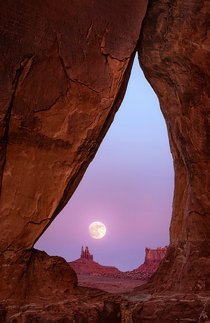 7854 Moonrise thru Teardrop Arch.jpg