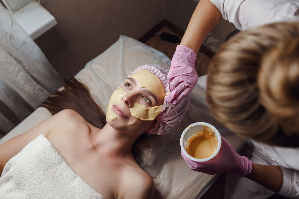 Auftragen der Ariell Maske mit Spatel