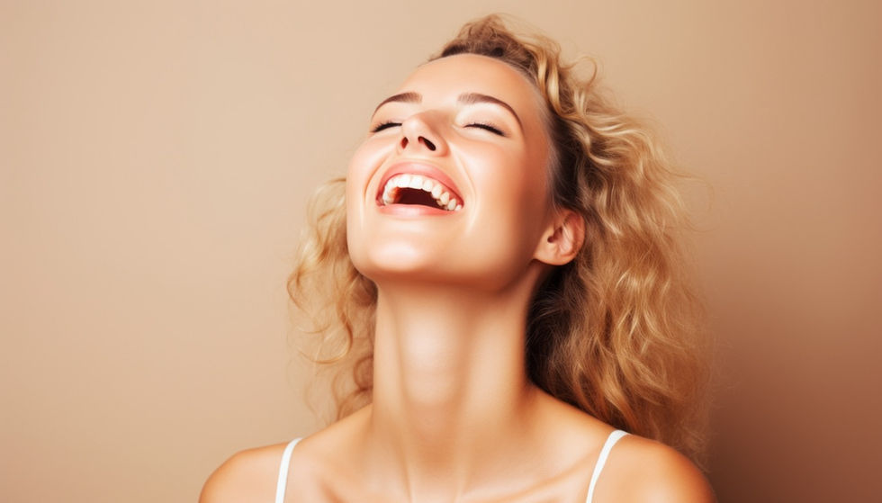 Lachende junge Frau mit blonden Locken
