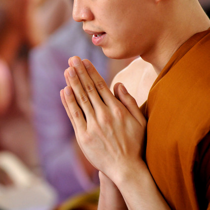 small-pray-after-ordinated-to-become-thai-monk.jpg