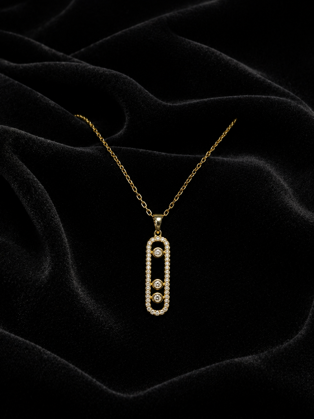Collier Trinity en acier inoxydable avec pendentif rectangulaire serti de trois zircons scintillants, disponible en or et en