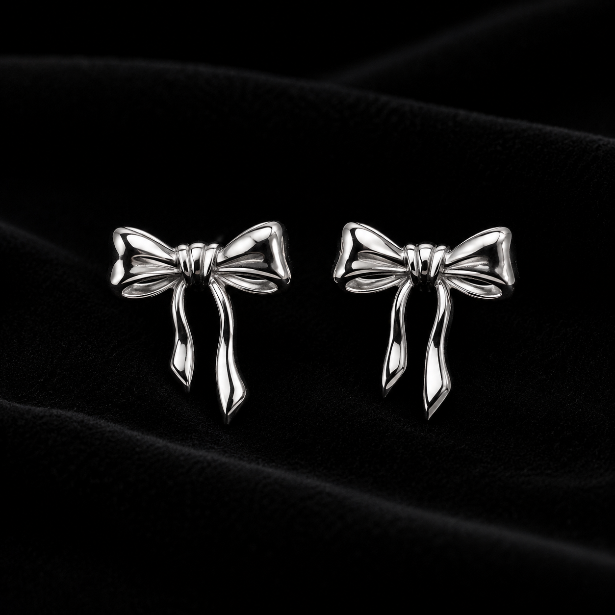 Boucles d'oreilles Amora Bow en forme de nœud portées