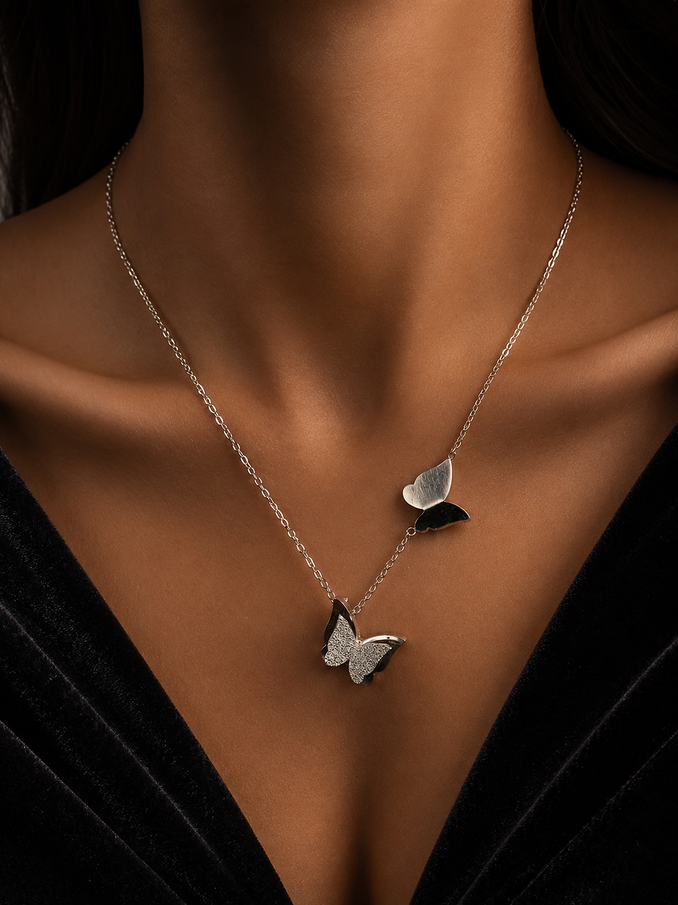 Collier Rosalie en acier inoxydable argenté avec pendentif double papillon, finition polie et détails texturés