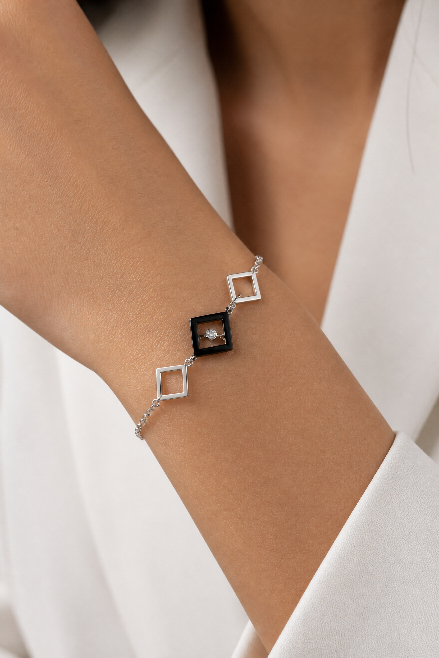 Bracelet Nova argenté en forme de losange avec pierre scintillante centrale en acier inoxydable de NC Bijouterie