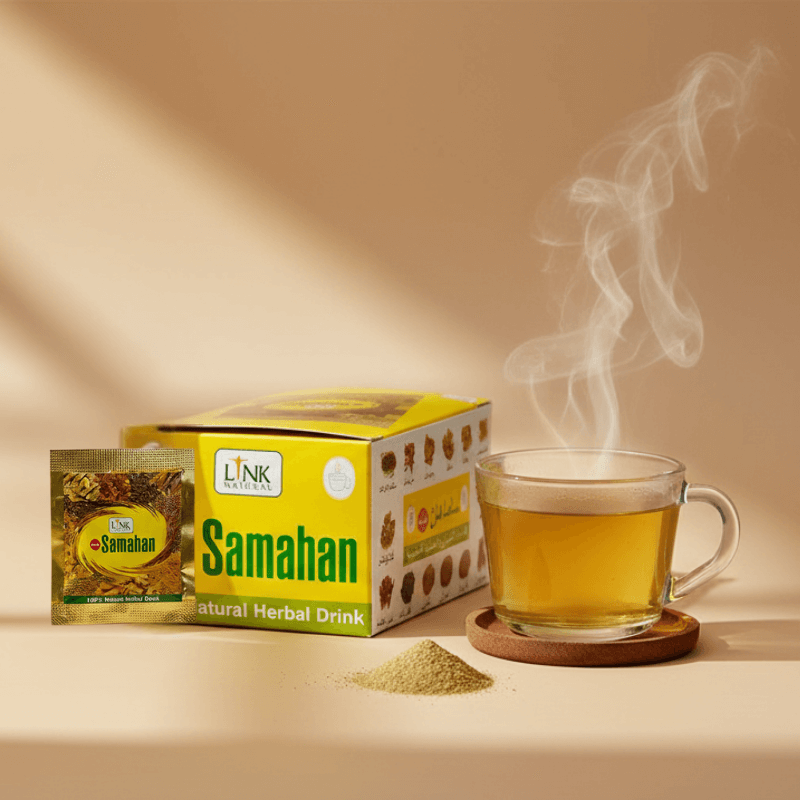 Thé Samahan – infusion ayurvédique en sachet avec sa boîte et une tasse remplie de la tisane chaude.