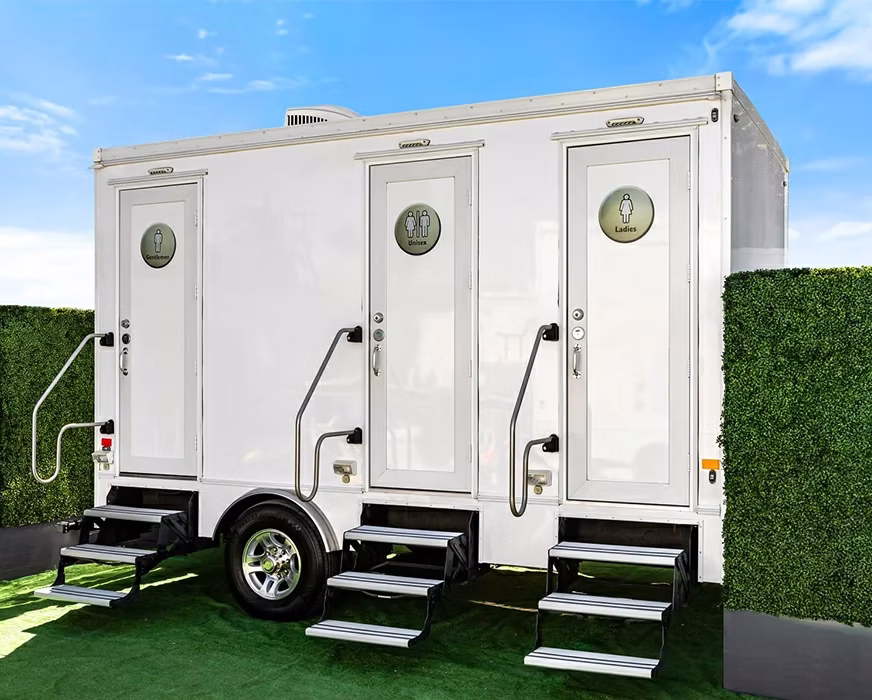 3-Station Executive Luxury Restroom Trailer – Compact Premium Sanitation Suite