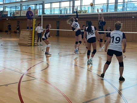 Zeller Volleyballerinnen mit bitterer Niederlage gegen Oberndorf und klarem Sieg gegen Salzburg