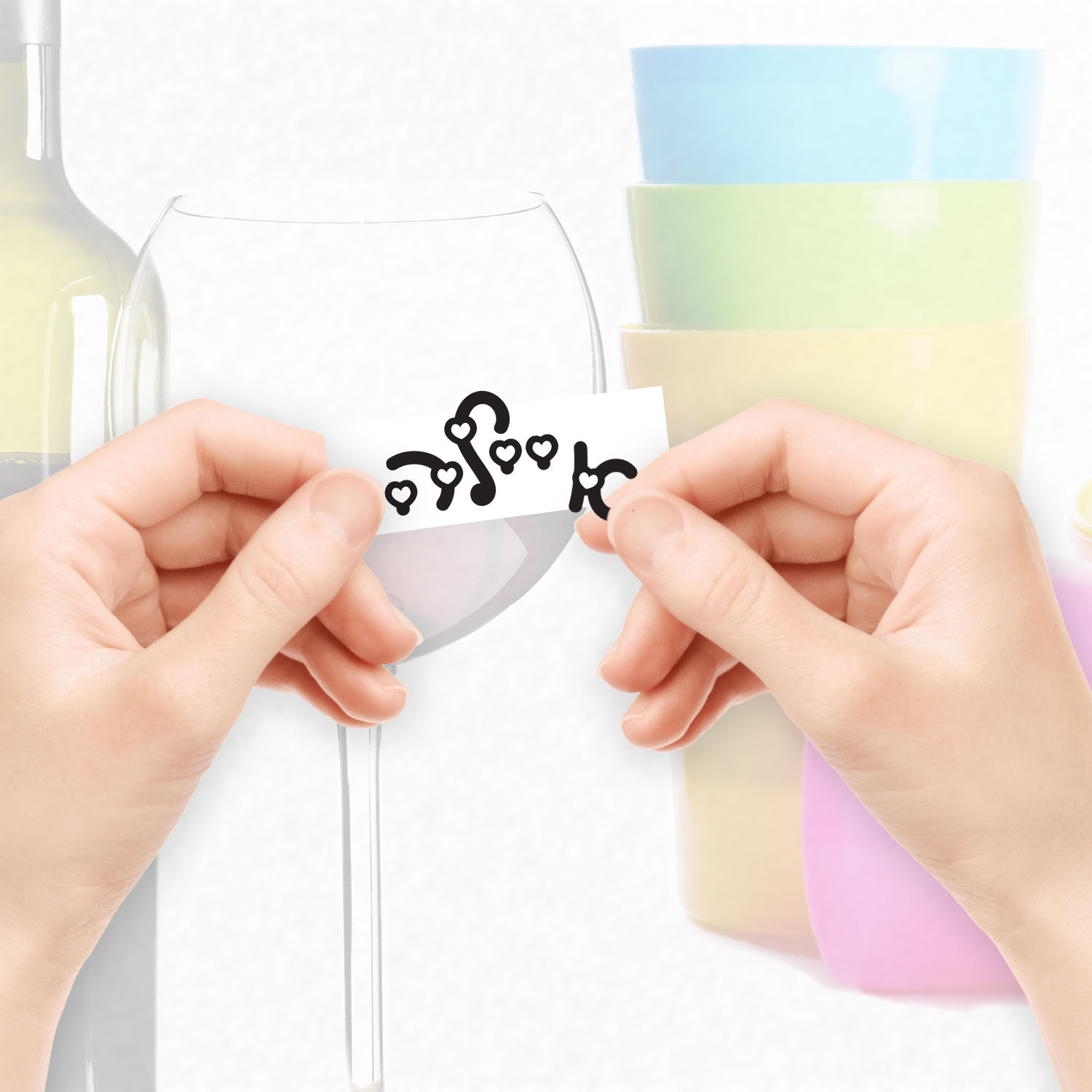 ידיים מחזיקות מדבקת ויניל שחורה עמידה במים עם לבבות