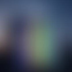 Uma estrutura arquitetônica em ruínas (simbolizando o mundo em conflito) sendo reconstruída por quatro pilares de luz, cada um representando um dos "Quatro Pilares da Paz Sustentável" (Segurança, Desenvolvimento, Instituições, Reconciliação). A cena deve ter ao fundo elementos de tecnologia tática (como um drone sutil). As palavras-chave "PAZ", "SEGURANÇA" e "ARQUITETURA DA PAZ NO SÉCULO XXI" devem estar presentes na imagem.