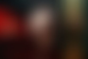 : Ilustração simbólica dramática e cinematográfica dos símbolos identitários das facções criminosas brasileiras, com elementos vermelhos, Yin Yang central, leão de Judá, listras paralelas e gesto de três dedos em composição escura e impactante.