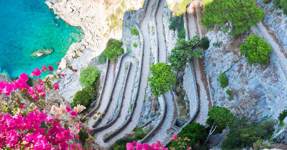 Akdeniz'e bakan Capri'de güzel bir yol