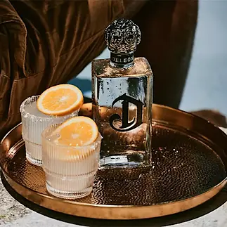 deleon-blanco-bottle-and-cocktails.jpg.webp