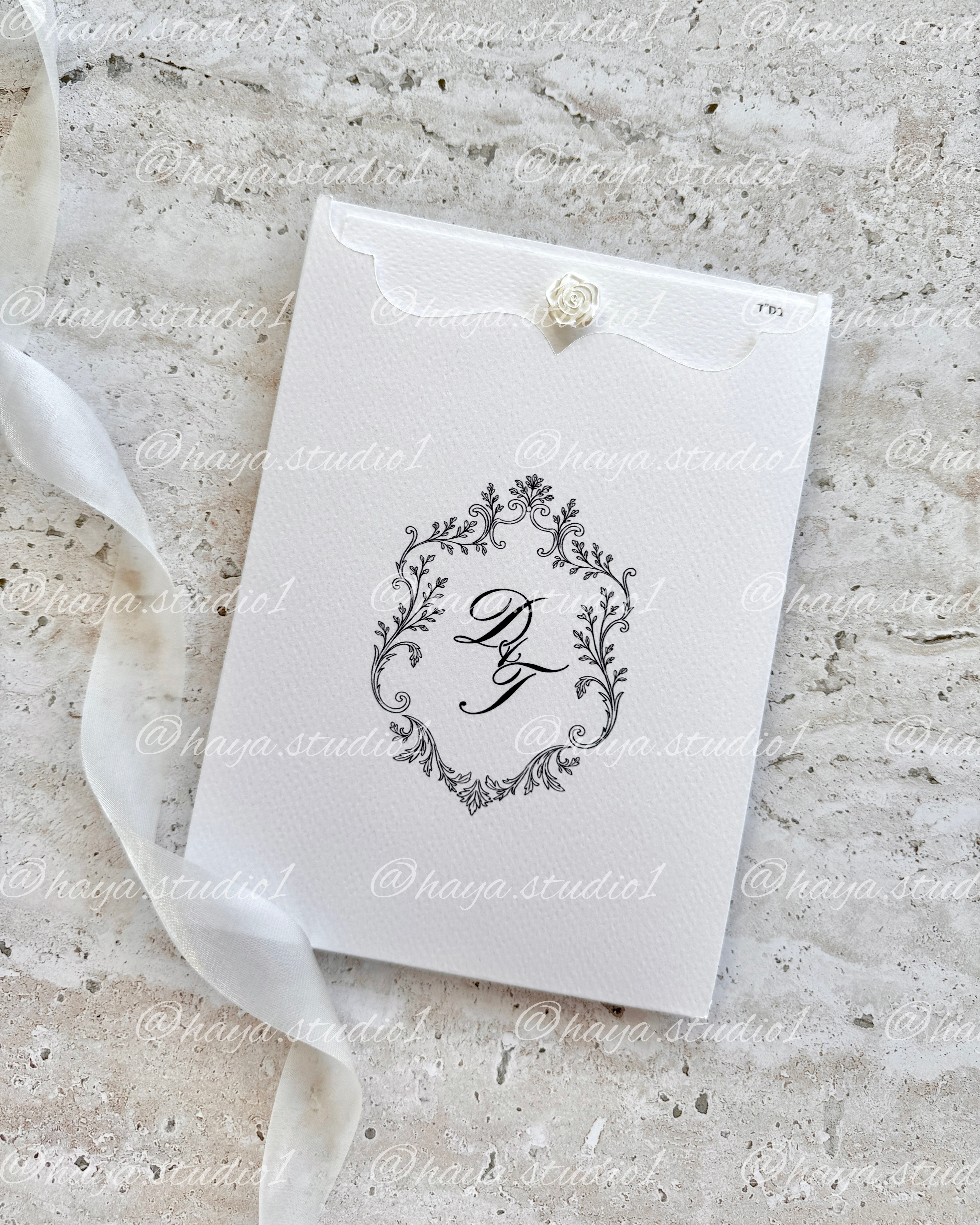 הזמנה לחתונה בסגנון נקי, אלגנטי ורומנטי עם פנינת פרח.