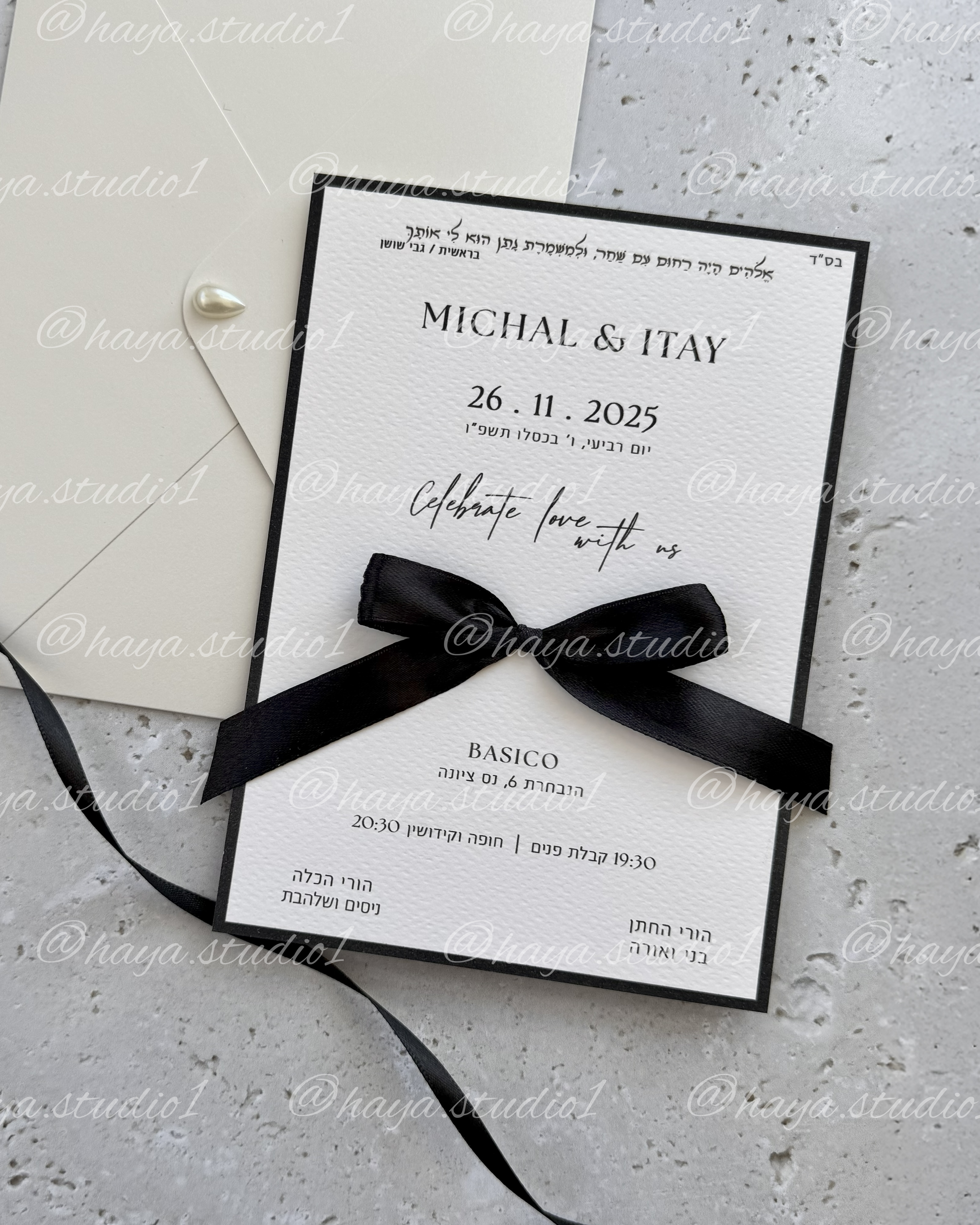 הזמנה לחתונה בסגנון קלאסי שחור לבן עם פפיון