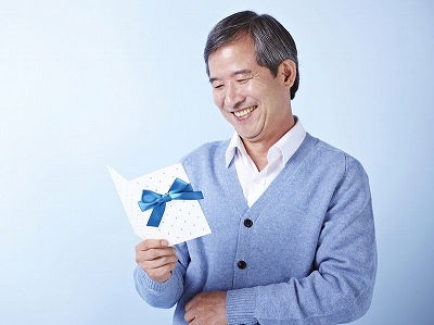 プレゼントに添えて贈りたい。父親・義父へのメッセージカード文例集