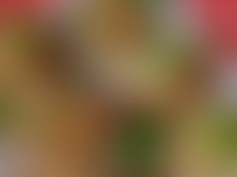 Papas acordeón con pepinillos dilly lluvia de rúcula