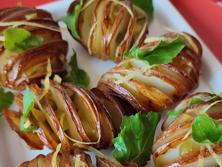 Papas acordeón con pepinillos dilly lluvia de rúcula