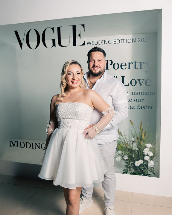 Edirne Karo Plato'da vogue konseptin önünde gülümseyen bir çiftin güzel Nişan fotoğrafı