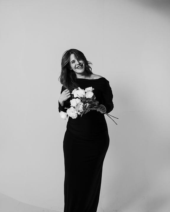 Edirne hamile fotoğrafçısı elinde manolya çiçekleriyle poz vermiş edirneli anneyi fotoğraf çekmiş