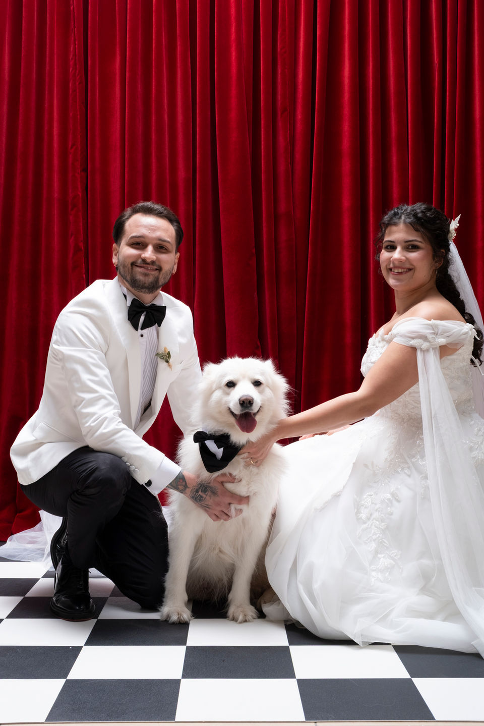 Edirne Düğün fotoğrafçısı, Düğün platosunda çifti köpekleriyle birlikte çekiyor