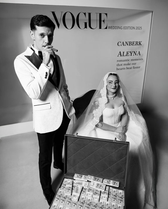 Edirne'de çekilen vogue konseptli gelin damatın önünde para çantası olan karizmatik düğün fotoğrafı