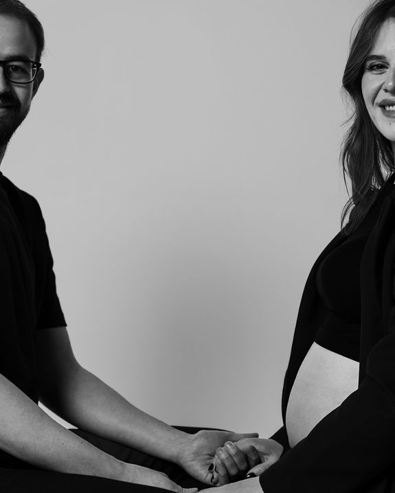 Edirne Hamile fotoğrafçısına poz veren anne adayı ve baba el ele tutuşuyorlar