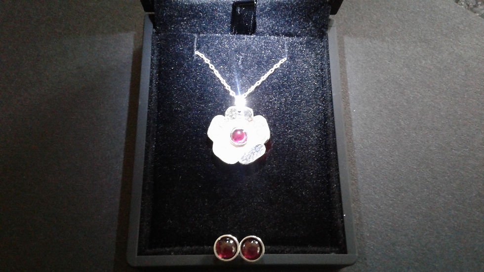 Thumbnail: Garnet Flower Pendant