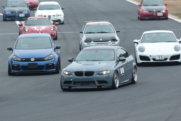 サーキットを走行するBMWやフォルクスワーゲンなどの車